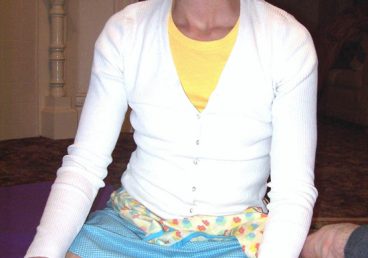 milf sitting on the floor with her tight skirt and having a oops pussy moment